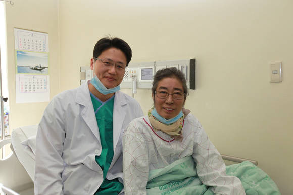 이대목동병원 간센터 홍근 교수와 퇴원을 앞둔 박성애 씨