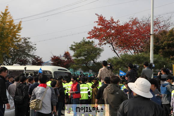 사진/ 25일 오후 2시 파주 임진각에서 대치하는 모습
