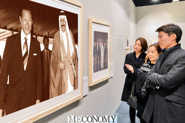 기념식에 앞서 참석자들이 아산 정주영 명예회장 사진전을 관람하는 모습(사진제공 : 현대자동차)