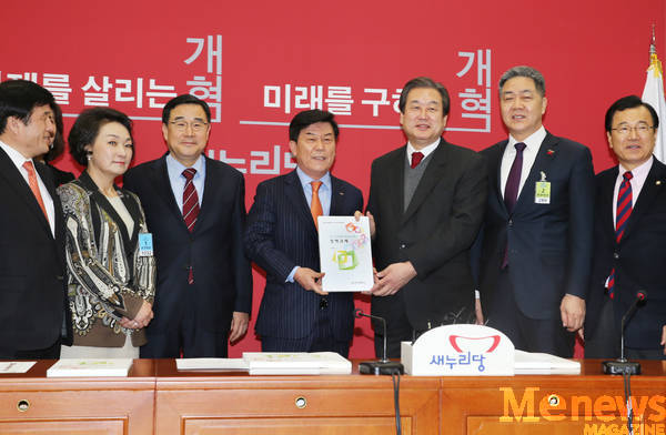 왼쪽 두번째부터 한무경 여성경제인협회장, 김정훈 새누리당 정책위의장, 박성택 중소기업중앙회장, 김무성 새누리당 대표, 이규대 이노비즈협회장, 이현재 새누리당 국회의원(사진 : 중소기업중앙회)