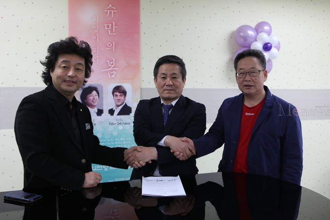 좌측부터 W필하모닉오케스트라 김남윤 지휘자, M이코노미뉴스 조재성 대표, 한국타타르스탄교류협회 김수명 회장