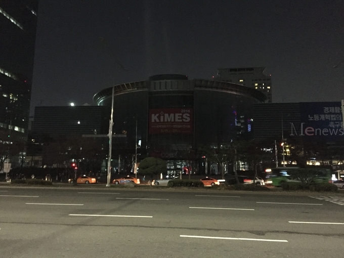 코엑스몰이 지구촌 '어스아워' 행사에 참여하며 19일 오후 8시30분 전등을 소등했다.