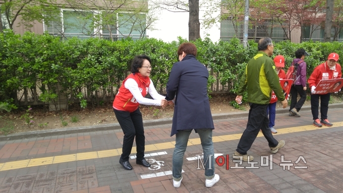 12일 오전 황춘자 후보가 시민들에게 인사를 하고 있다.