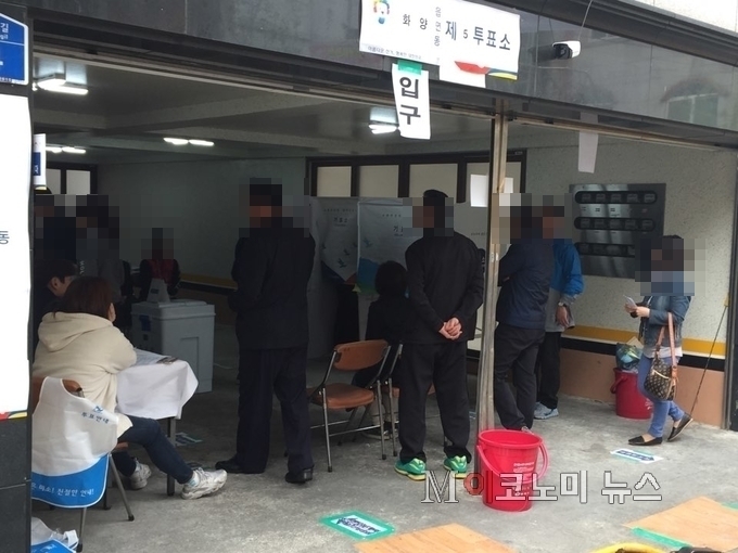 다가구주택 1층 주차장에 마련된 화양동 제5투표소
