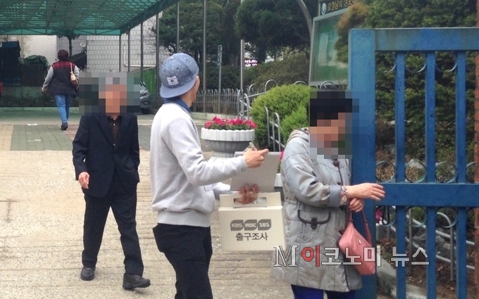 인천 계양구 효성1동 제6투표소 앞에서 출구조사를 하고 있다.