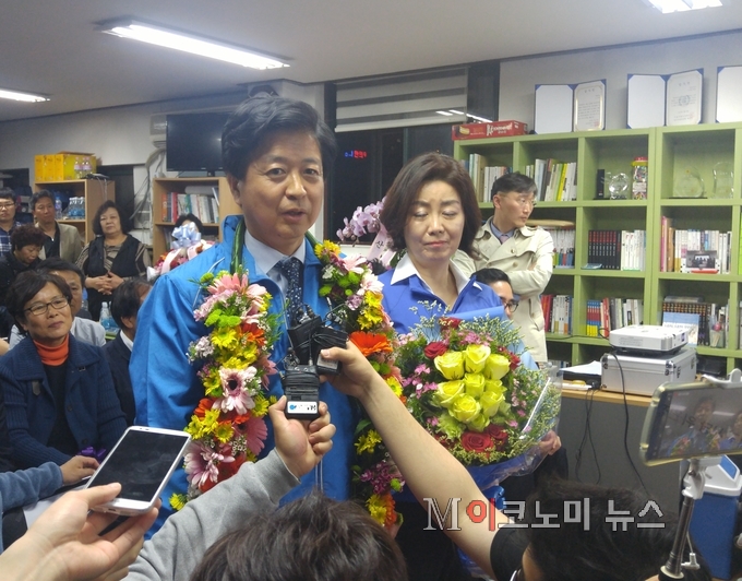 13일 더불어민주당 노웅래 당선자가 당선 소감을 말하고 있다.