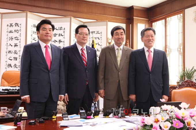 18일 국회의장실에서 회동에 앞서 정의화 국회의장, 원유철 원내대표, 이종걸 원내대표, 주승용 원내대표가 손을 잡고 있다.