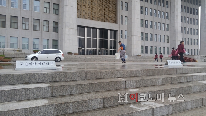 21일 오후 국회 본청 앞 주차장에 원내 3당으로 우뚝 선 국민의당 당대표와 원내대표의 주차공간이 표지석과함께 마련돼있다.