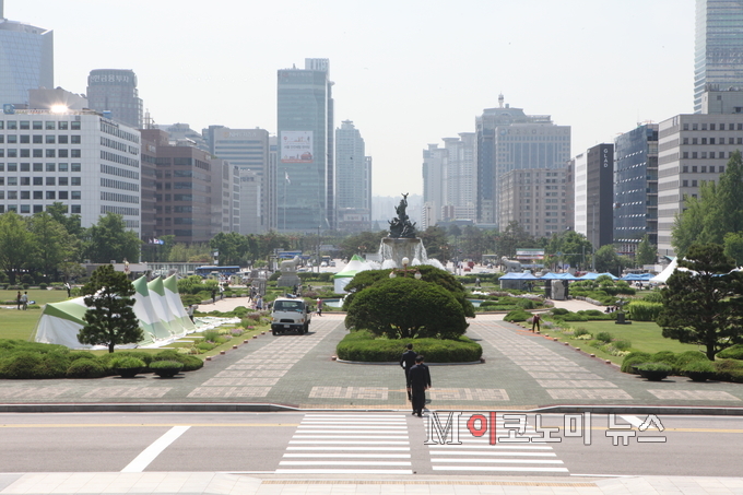 폭염주의보가 발령된 서울 국회의사당 광장
