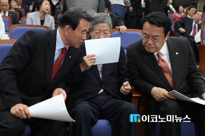 (왼쪽부터)홍문표 사무총장 대행, 김희옥 혁신비대위원장,정진석 원내대표가 30일 오전 국회에서 열린 의원총회에서 얘기를 나누고 있다.
