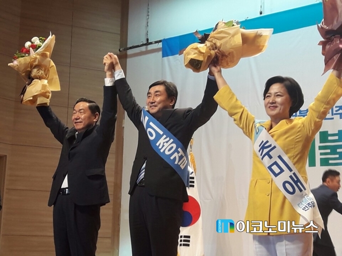 예비경선대회에서 송영길 후보가 탈락한 가운데 (오른쪽부터) 추미애, 이종걸, 김상곤 후보가 손들 들어 보이고 있다.
