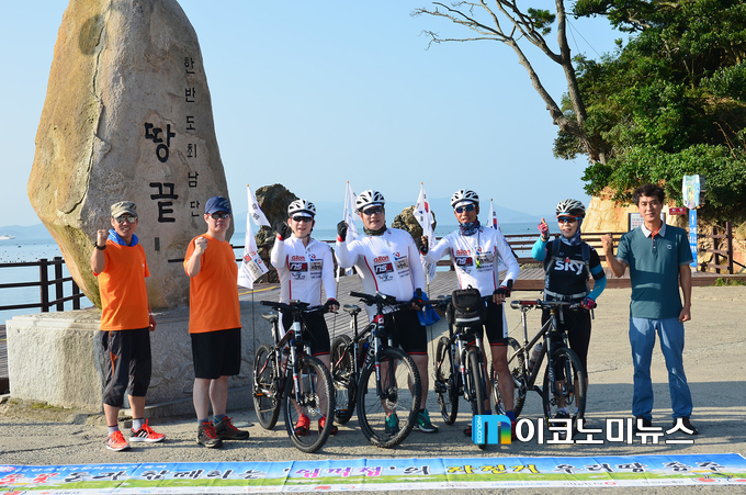 ‘들꽃들과 함께하는 임꺽정의 자전거 우리 땅 종주’ 출정식에서 한국다중문화예술진흥회 정흥채 이사장(가운데), 장덕진 사무처장(왼쪽에서 3번째), 나도채 탐험대장(오른쪽에서 3번째)