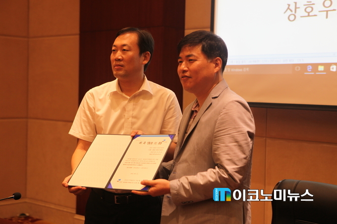 중국 영성시와 성남도시개발공사가 상호우호협력(MOU)를 체결했다.(사진 우) 성남도시개발공사 유동규 기획본부장, (좌) 영성시 노영환 상무국장
