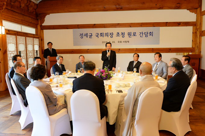 26일 국회 사랑재에서 열린 초청 원로 간담회 <사진출처 = 국회의사당>