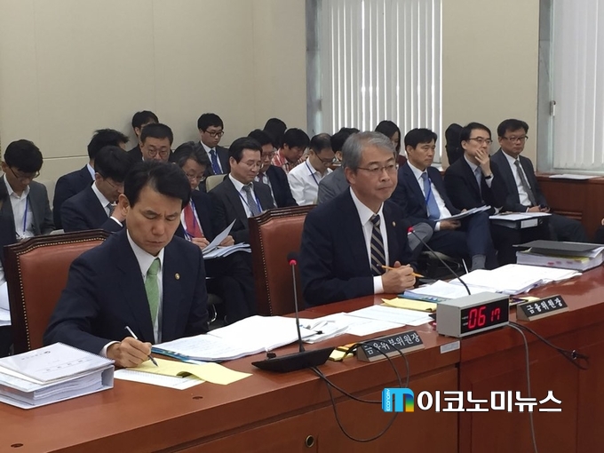 (사진 오른쪽) 임종룡 금융위원장