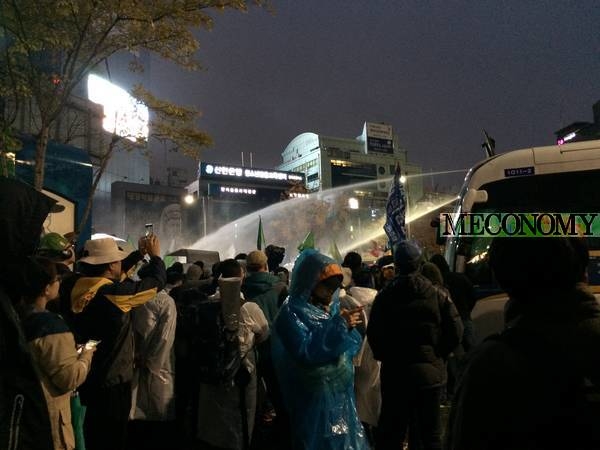 지난해 민중총궐기 현장에서 경찰이 물대포를 쏘고 있다. 사진 : m이코노미 db