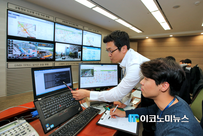 현대자동차는 서울특별시와 차량IT 및 교통인프라 관련 MOU를 체결하고 서울시가 제공하는 교통정보를 기반으로 해 차량연비개선 연구를 실시하겠다고 16일 밝혔다. / 사진 : 현대자동차