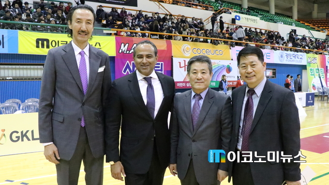 사단법인 한기범 희망나눔재단은 20일 의정부 체육관에서 ‘스타와 함께 하는 희망농구 2016 자선경기’를 개최했다. 10회째를 맞은 이번 행사는 연예인 농구팀 ‘레인보우스타즈’가 주축이 된 ‘희망’ 팀과 개그맨 농구팀 ‘더 홀’이 주축이 된 ‘사랑’ 팀의 친선경기로 진행됐다. 또한 가수 제시, A.De(에이디이), 김수찬 등 연예인들이 축하무대를 꾸몄다. (왼쪽부터)한기범 한기범 희망나눔재단 회장, 사미어 레이맨(Sameer Rehman) 벨 헬리콥터사 아시아 태평양 총괄 대표, 조재성 M Air 대표, 조춘호 벨헬리콥터사 한국 지사장
