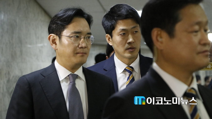 이재용 삼성전자 부회장은 6일 국회 ‘박근혜 정부의 최순실 등 민간인에 의한 국정농단 의혹 사건 진상규명을 위한 국정조사 특별위원회’에서 전경련에서 탈퇴하겠다고 밝혔다. 이 부회장이 굳은 표정으로 청문회장을 빠져나가는 모습.