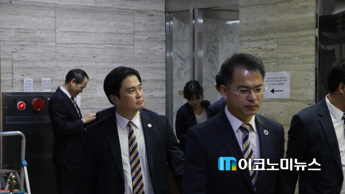 국회 경위 20명 등은 동행명령장을 받고 집행을 위해 출발하고 있다.(사진 : 이홍빈 기자)