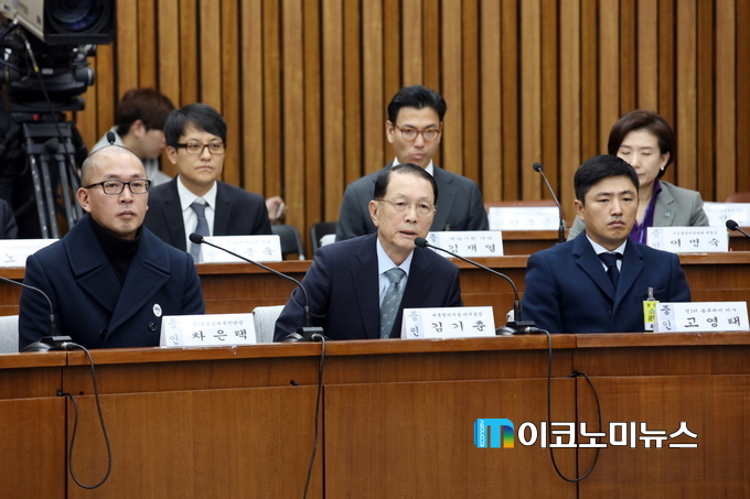 김기춘 전 대통령 비서실장은 7일 국회에서 열린 ‘박근혜 정부의 최순실 등 민간인에 의한 국정농단 의혹 사건 진상규명을 위한 국정조사 특별위원회’에서 ‘세월호 7시간’, ‘최순실을 언제 알았는지’와 관련된 의원들의 질문을 집중적으로 받았지만, “알지 못한다”, “기억이 없다”, “모른다”는 답변으로 일관했다. / 사진 : 국회