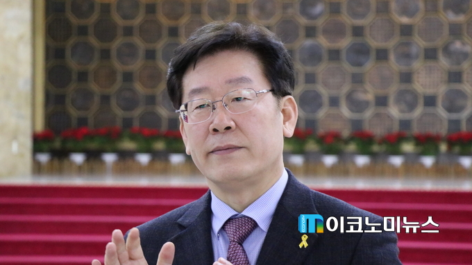 9일 탄핵 표결을 앞두고 이재명 성남시장이 더민주농성장을 찾았다.