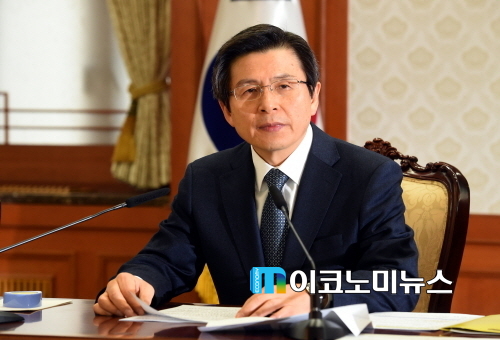 황교안 대통령 권한대행 국무총리(사진)은 12일 정부서울청사에서 '제1차 국정현안 관계장관회의'를 열고 "그간 호흡을 맞춰왔던 유일호 경제부총리 중심의 현재의 경제팀이 책임감을 가지고 각종 대내외 리스크와 경제현안에 선제적으로 대응하면서 경제 어려움을 극복할 발법을 함께 챙겨달라"고 당부했다. / 사진 : 국무총리실