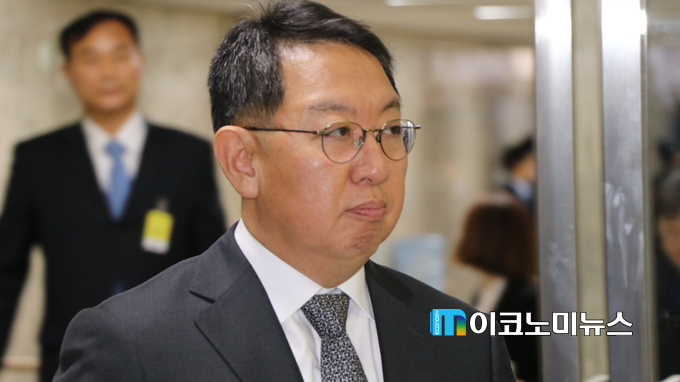 이석수 전 청와대 특별감찰관(사진)이 15일 국회에서 열린 '박근혜 정부의 최순실 등 민간인에 의한 국정농단 의혹 사건 진상규명을 위한 국정조사 특별위원회' 오전 청문회에 참석한 뒤 청문회장을 빠져나오고 있다.