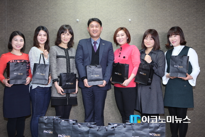 이너뷰티 화장품기업 '파코메리'는 지난 13일 서울 상암동 M이코노미 사옥에서 탈북여성들로 구성된 '뉴코리아여성연합'에 자사 화장품을 전달했다. 최동환 파코메리 본부장(왼쪽에서 4번째)은 “매분기마다 주변의 어려운 이웃들에게 우리 회사의 화장품을 전달하고 있다”면서 “대한민국에 넘어와서 하나의 집단을 형성하고 서로 소통하고 있는 탈북여성들에게 제품의 우수성도 알리고 그분들에게 조금이나마 도움이 됐으면 하는 마음에 이번 행사를 진행하게 됐다”고 말했다.