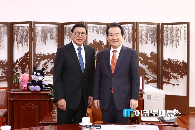 존 쁘라스띠오 주한 인도네시아 대사(좌)와 정세균 국회의장(우) <사진 - 국회>