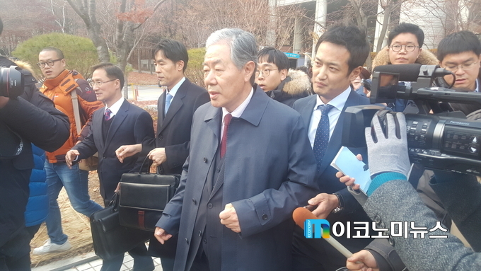 박근혜 대통령의 비선실세 최순실이 오는 16일 헌법재판소의 박 대통령 탄핵심판 증인으로 출석한다. 최 씨의 변호인 이경재 변호사는 14일 "최 씨가 월요일 헌재에 출석하겠다고 했다"고 밝혔다. 헌재는 지난 10일 계속된 증인출석 요구에도 최 씨가 응하지 않자 "또 다시 증인신문에 출석하지 않으면 강제구인한다"고 한 바 있다. 최 씨가 증인신문에 출석하기로 결정한 것은 이같은 헌재의 강경한 입장에 따른 것으로 보인다.