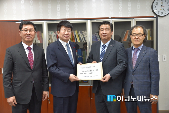 소상공인연합회는 지난 13일 ‘김영란법’ 개정을 위한 호소문을 여야 5당 정책위원회에 전달했다고 16일 밝혔다. 이종구 바른정당 정책위원회 의장(왼쪽에서 2번째)에게 호소문을 전달하는 소상공인연합회 최승재 회장(왼쪽에서 3번째)과 회장단. / 사진 : 소상공인연합회
