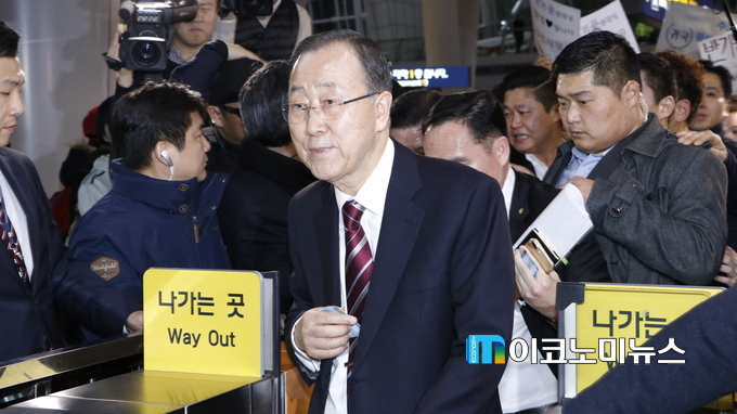 12일 인천국제공항을 통해 귀국한 반기문 전 총장이 서울역으로 이동하기 위해 개찰구를 통과하고 있다.