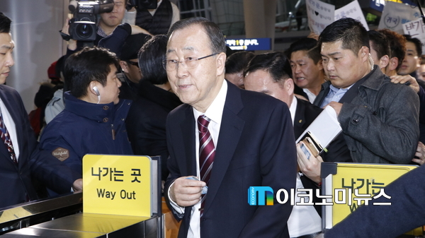 1월12일 인천국제공항을 통해 귀국한 반기문 전 유엔사무총장이 지하철을 통해 귀가하고 있다.
