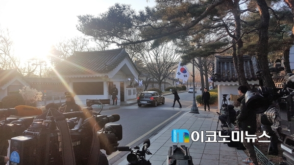 지난해 12월 16일 국회 국조특위 위원들이 청와대 현장조사를 실시했으나 현장조사에 불응했으며, 국가기밀시설을 이유로 언론의 출입을 통제했다.