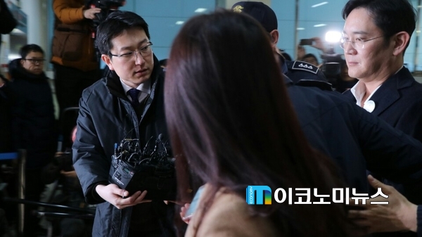 구속 이후 첫 특검 조사에 소환된 삼성 이재용 부회장이 조사실로 들어가고 있다. 이 부회장은 수의를 입지는 않았으나 넥타이를 풀어헤치고 교도관의 손에 끌려 들어가며 상기된 모습을 나타냈다. <사진 - 이민재 기자>