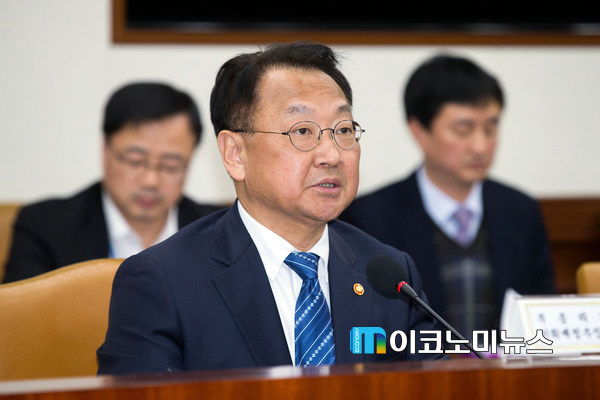 유일호 부총리 및 기획재정부 장관은 최근 중국의 사드보복 조치와 관련해 “우리 기업과 국민의 피해를 최소화할 수 있도록 중국과의 경제·외교적 노력을 강화해 나가겠다”고 말했다. / 사진 : 기획재정부