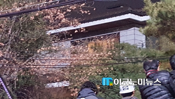 12일 오후 7시 40분께 삼성동 사저에 도착한 박 전 대통령이 들어가고 난 이후 불이 켜졌다. /사진- 김선재 기자