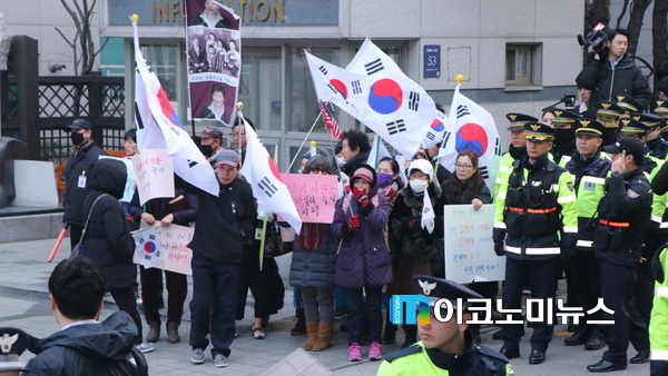 박 전 대통령 삼성동 사저 앞 지지자들