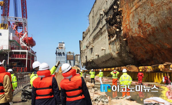 마지막 항해 마치고 목포신항 도착한 세월호 <사진 - 세월호 선체조사위원회>