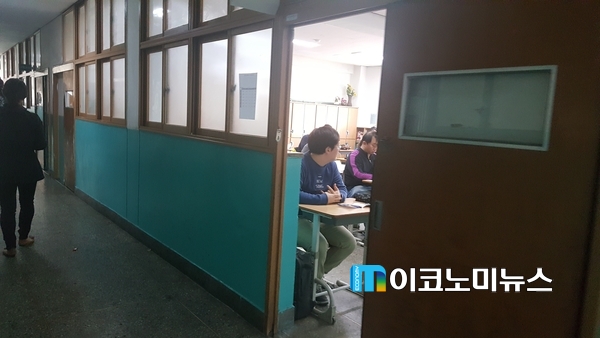8일 전국에서 2017년 9급 국가공무원 및 지방공무원 사회복지직 9급 공채가 시행됐다. 수험생들이 시험을 기다리고 있는 모습.
