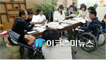 휴먼에이드 관계자들이 김포시 월곶면에 위치한 장애인 복지시설 '가연마을'의 카페에서 지적장애와 뇌병변장애를 겪고 있는 발달장애인들과 함께 감수활동을 진행하고 있다. ⓒ 휴먼에이드