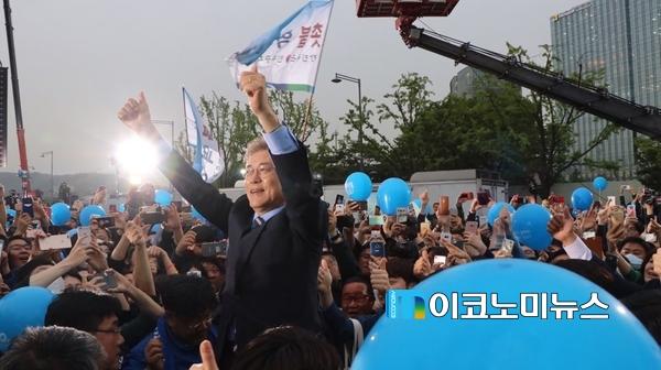 8일 문재인 더불어민주당 대선 후보가 광화문에서 마지막 유세를 펼치고 있다. 사진 - 최종윤 기자