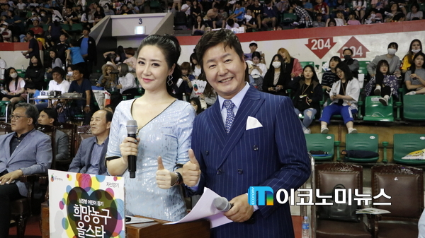 (사진 : 이홍빈 기자) 제11회 '심장병어린이돕기 희망농구 올스타 2017' 사회는 영화배우 최윤슬(좌), 탤런트 김덕현(우)이 맡았다.