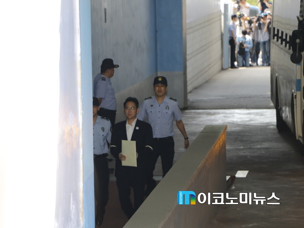 25일 오후 1시30분께 법원에 들어서는 이재용 삼성전자 부회장(사진 : 박홍기 기자)