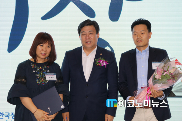 자유한국당 김선동 의원이 '2017 장애인 고용 인식개선을 위한 'Talent Contest 시상식'에서 시상 후 수상자들과 기념촬영하고 있다. (사진 : 김선동 의원실)