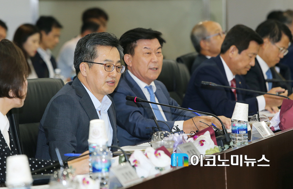 가운데 좌 : 김동연 경제부총리 / 가운데 우 : 박성택 중소기업중앙회장(사진: 중기중앙회)