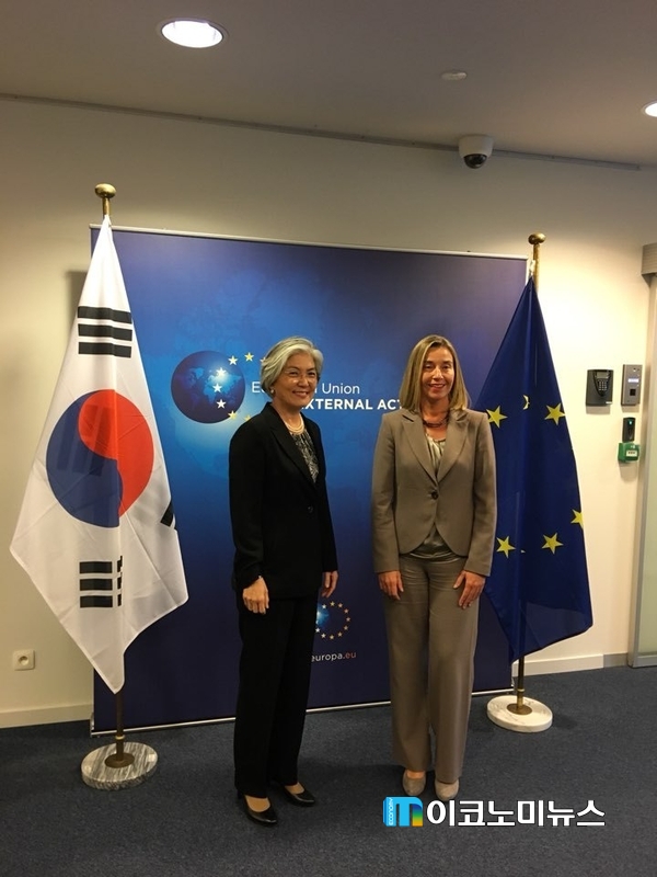 강경화 외교부장관(좌), 모게리니 EU 외교안보 대표(우) / 사진 : 외교부