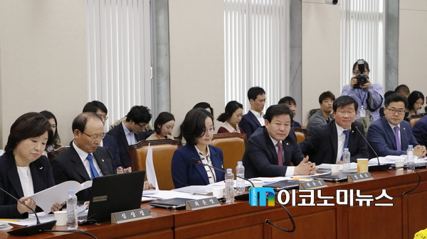 제윤경 더불어민주당 의원(왼쪽에서 세번째)이 지난 16일 국회 정무위원회에서 열린 금융위원회에 대한 국정감사에서 질의를 준비하고 있다. <사진 : 박홍기 기자>