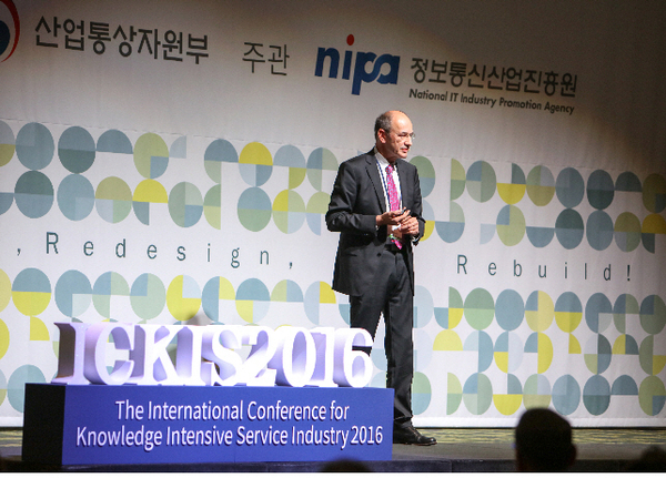 2016.11.10. ‘2016 지식서비스 국제컨퍼런스’에서 Wolfgang Dorst 독일정보통신기술협회(BITKOM) 사무처장이 ‘Industrie 4.0–Digital Utopia or Real Business Case for Big & Small Companies’을 주제로 기조연설을 하고 있다. (사진출처 = 정보통신산업진흥원)